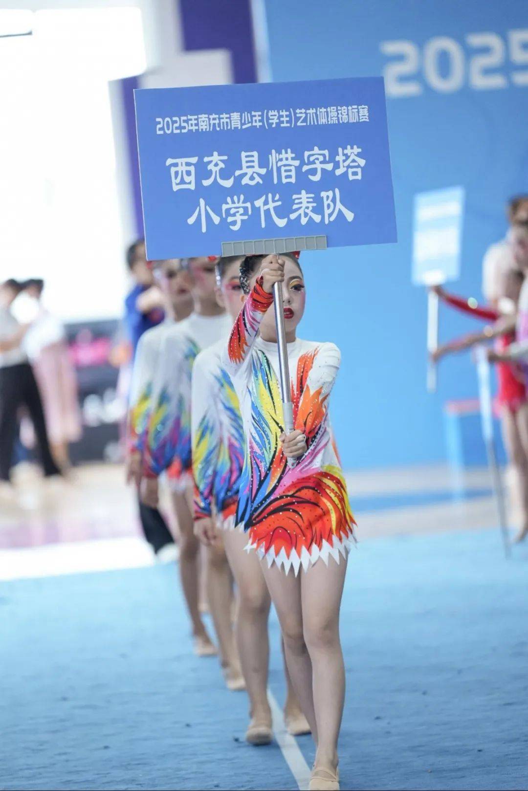 足球比赛中球员们用实力谱写胜利篇章