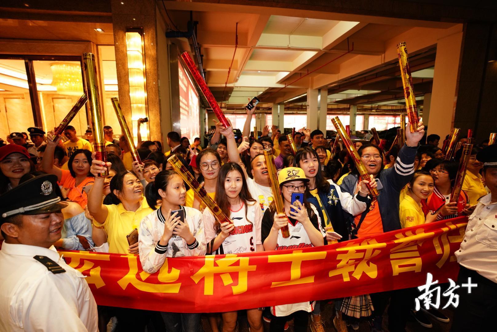 沙尔克主场告捷，球迷热情支持的简单介绍