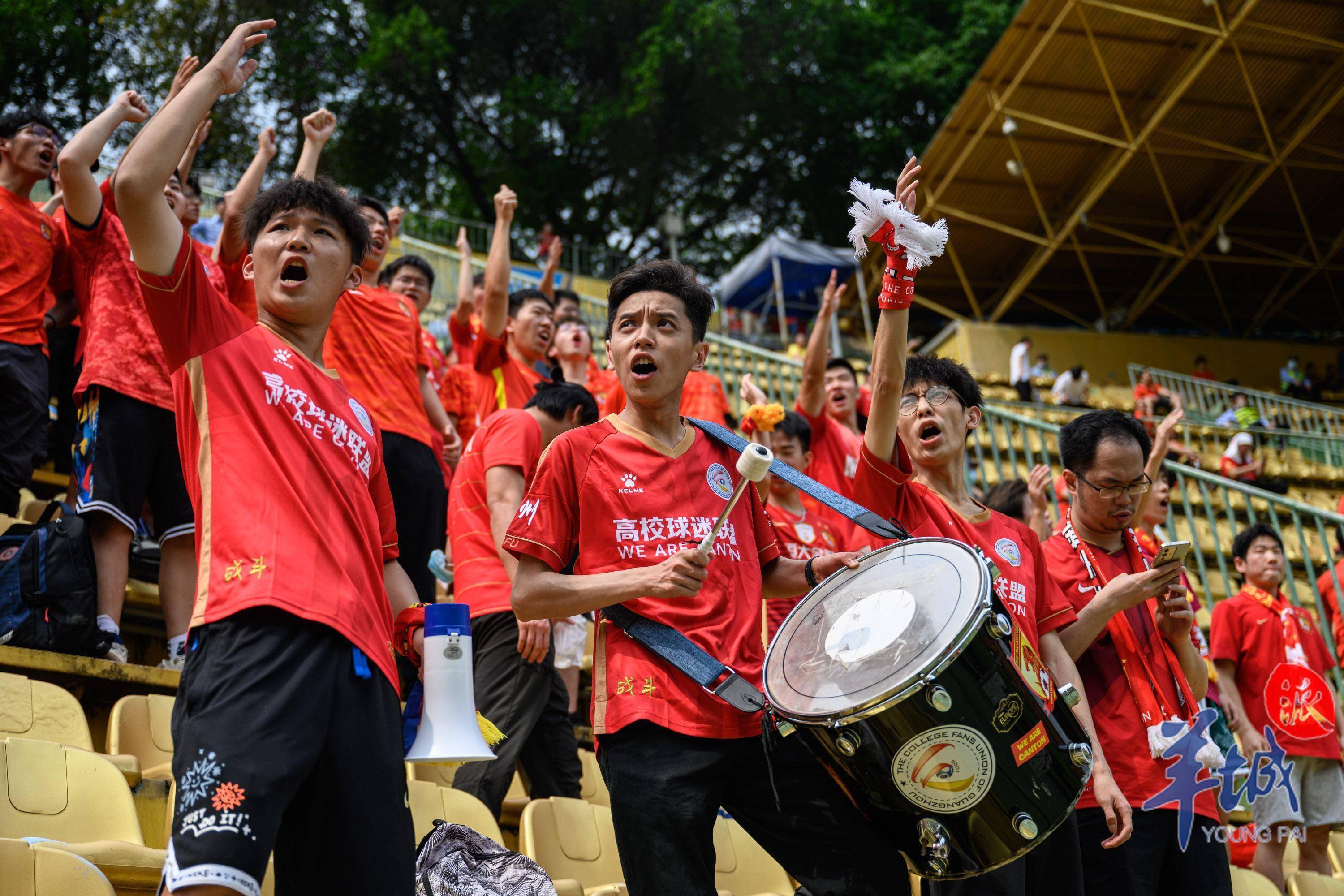 沙尔克主场告捷，球迷热情支持的简单介绍