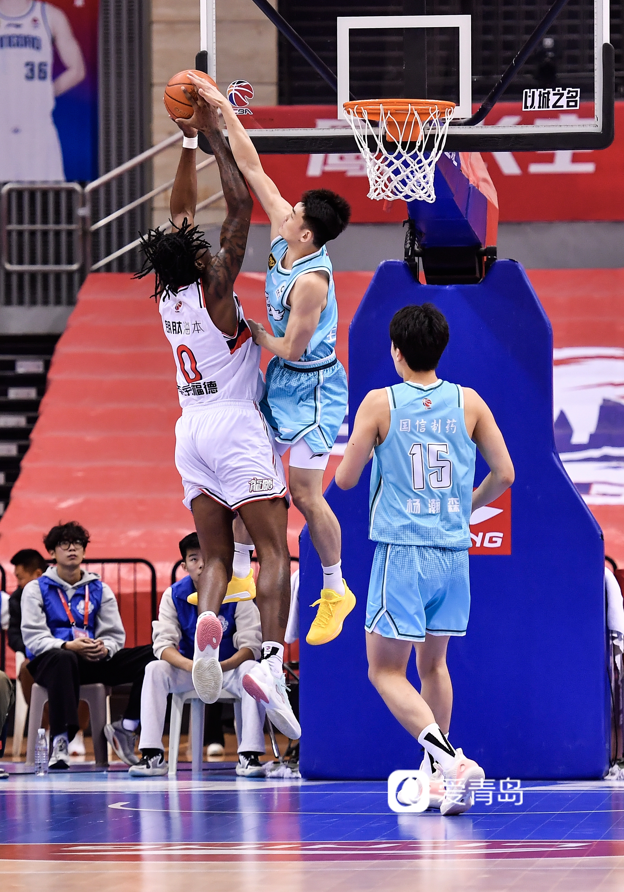 青岛男篮横扫对手，实现胜利